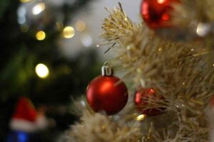 albero di natale con palline rosse