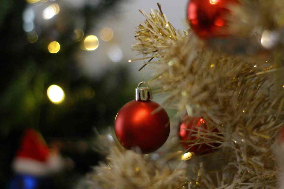 albero di natale con palline rosse