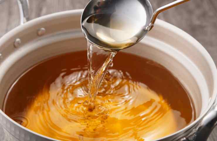 brodo di carne in pentola