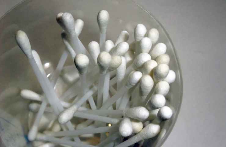 cotton fioc in barattolo