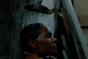 Una ragazza sotto la doccia al buio