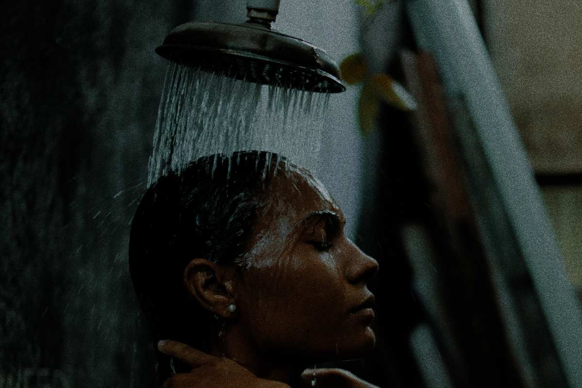 Una ragazza sotto la doccia al buio