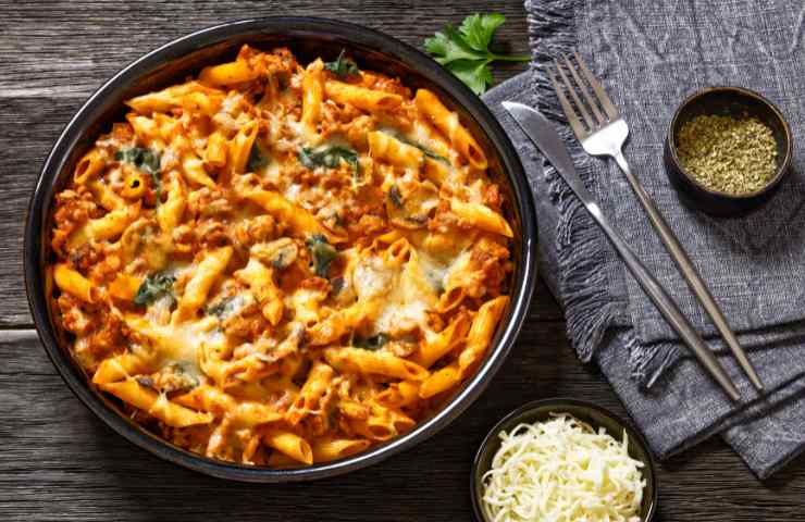 pasta al forno servita in piatto nero