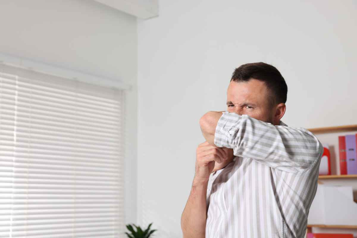 uomo avverte cattivo odore in casa
