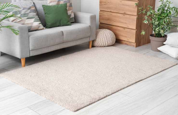 tappeto beige in casa